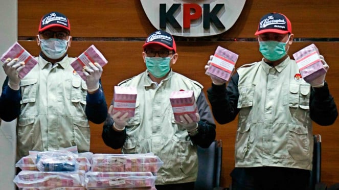 Los investigadores mostraron las pruebas del dinero en el arresto de los casos de corrupción. Foto 