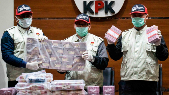 Penyidik menunjukkan barang bukti uang saat konferensi pers terkait Operasi Tangkap Tangan kasus korupsi pejabat pada Kementerian Pemuda dan Olahraga (Kemenpora) serta pengurus Komite Olahraga Nasional Indonesia (KONI) di Gedung KPK, Jakarta, Rabu, 19 Des