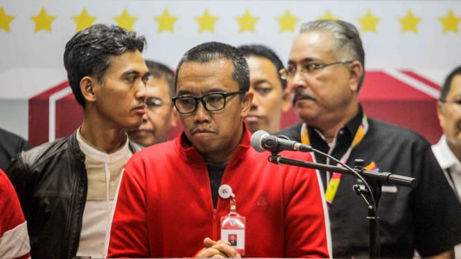 Menteri Pemuda dan Olahraga (Menpora) Imam Nahrawi (tengah) memberikan keterangan kepada media tentang OTT yang dilakukan oleh KPK terkait dana hibah Kemenpora ke KONI, di gedung Kemenpora, Jakarta