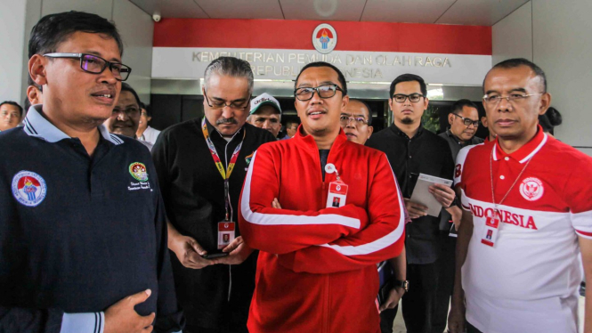 Menteri Pemuda dan Olahraga (Menpora) Imam Nahrawi (tengah) berbincang bersama pejabat terkait usai memberikan keterangan kepada media tentang OTT yang dilakukan oleh KPK terkait dana hibah Kemenpora ke KONI, di gedung Kemenpora, Jakarta