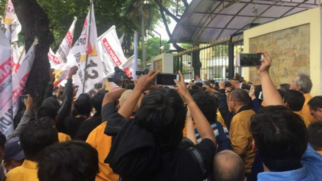 Ratusan kader Hanura unjuk rasa di depan KPU RI, Kamis, 20 Desember 2018.