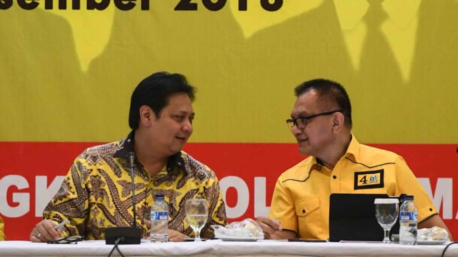 Ketua Umum Partai Golkar Airlangga Hartarto (kiri) berbincang dengan Sekjen Partai Golkar Lodewijk Freidrich Paulus (kanan) saat menghadiri pembekalan caleg DPR Partai Golkar di DPP Partai Golkar, Jakarta