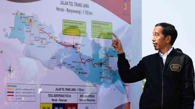Presiden Joko Widodo mengamati peta jalan tol disela peresmian ruas jalan Trans Jawa di Interchange Bandar kilometer 671, Jombang, Jawa Timur, Kamis, 20 Desember 2018.