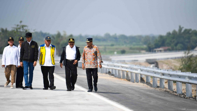 Presiden Joko Widodo (ketiga kiri) didampingi Ibu Negara Iriana Joko Widodo (kiri), Menteri BUMN Rini Soemarno (kedua kiri), Menteri PUPR Basuki Hadimuljono (ketiga kanan), Menteri Perhubungan Budi Karya Sumadi (kanan) dan Gubernur Jawa Timur Soekarwo (ke