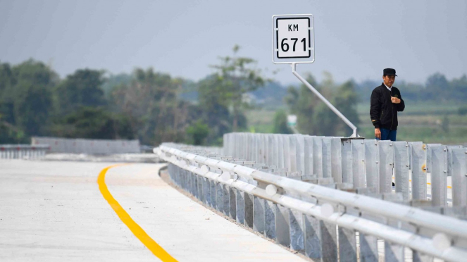 Presiden Joko Widodo meninjau ruas jalan Trans Jawa di Interchange Bandar kilometer 671, Jombang, Jawa Timur, Kamis, 20 Desember 2018.