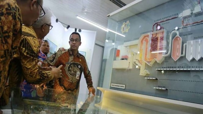 Gubernur DKI Jakarta Anies Baswedan di depan maket proses ITF Sunter