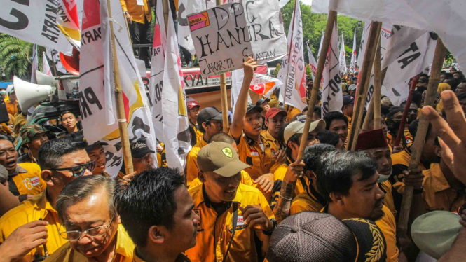 Kader Partai Hanura melakukan aksi unjuk rasa di halaman kantor KPU Pusat, Jakarta