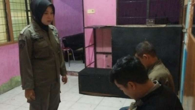 Satuan Polisi Pamong Praja sebuah rumah kontrakan di Kelurahan Gunungpangilun, Kecamatan Nanggalo, Kota Padang, Sumatera Barat, Kamis dini hari, 20 Desember 2018.