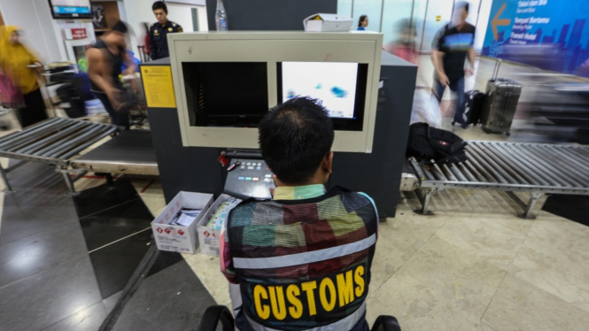 Petugas Bea Cukai Indonesia saat memeriksa barang bawaan penumpang pesawat beberapa waktu lalu.