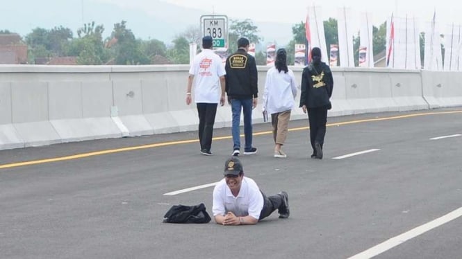 Sekretaris Kabinet tiduran di jalan tol usai diresmikan Jokowi 