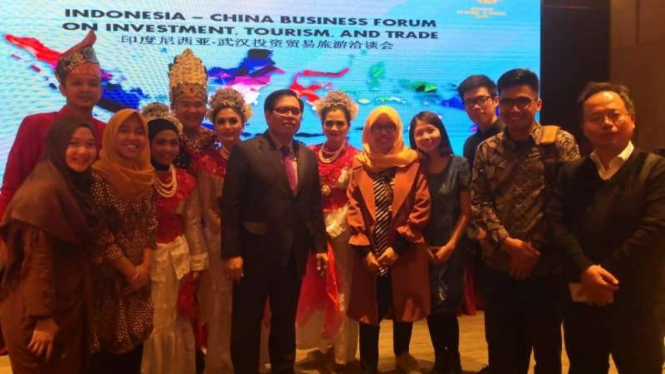 Duta Besar RI untuk China, Djauhari Oratmangun (tengah) bersama Delegasi Indonesia dalam Forum Bisnis di Kota Wuhan, Tiongkok, beberapa waktu lalu.
