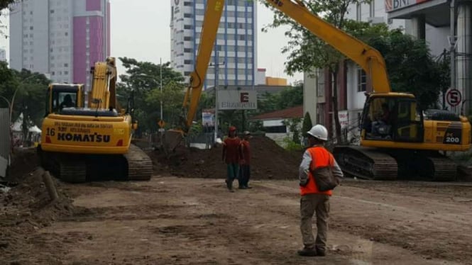 Aktivitas pemulihan jalan ambles di Raya Gubeng Surabaya, Jumat, 21 Desember 2018.