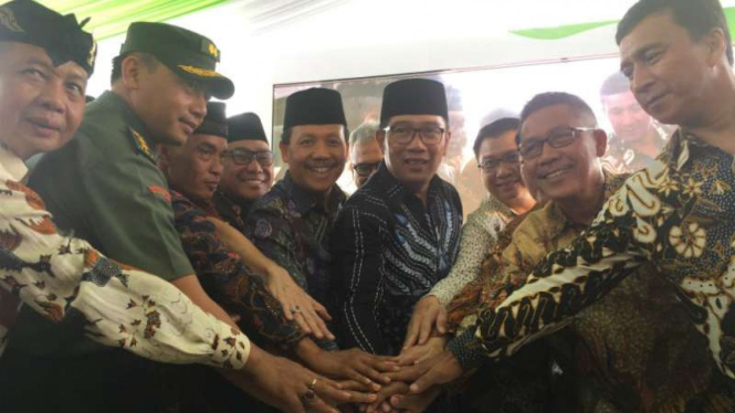 Gubernur Jawa Barat Ridwan Kamil meresmikan pembangunan Tempat Pengolahan dan Pemrosesan Akhir Sampah Lulut-Nambo atau TPPAS Luna di Kabupaten Bogor, Jumat, 21 Desember 2018.