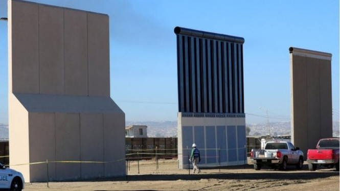 Contoh tembok yang digagas Trump dekat perbatasan AS-Meksiko di California. - Reuters
