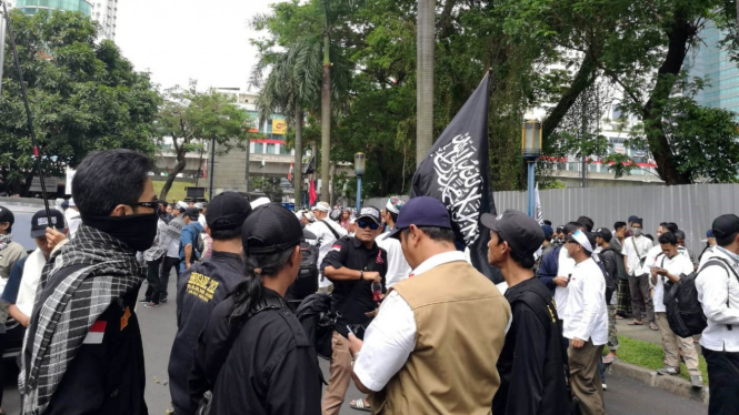 Aksi umat Muslim dari Persaudaraan Alumni 212 di depan Kedutaan Besar China menyikapi konflik yang terjadi pada muslim Uighur di China