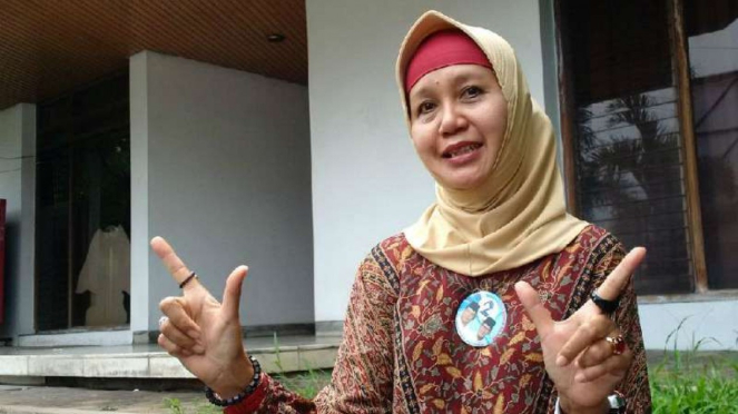 Viral, Emak-Emak Pasang Baliho Raksasa Prabowo dan Rizieq di Rumahnya