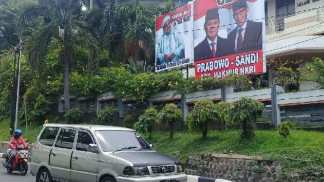 Baliho raksasa Prabowo-Sandi dan Rizieq Shihab di rumahnya seorang warga bernama Endang Habibah Aminullah di Semarang, Jawa Tengah.