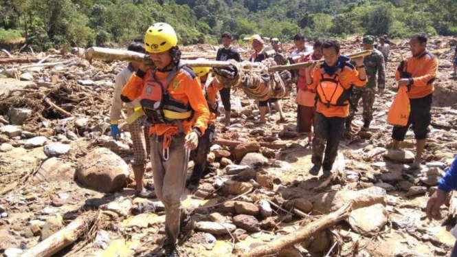 Proses Evakuasi Korban Banjir Bandang di Kabupaten Dairi