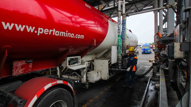 Petugas mengisi bahan bakar minyak (BBM) ke truk tangki di Terminal Bahan Bakar Minyak (TBBM) PT Pertamina (Persero) Tanjung Perak, Surabaya, Jawa Timur