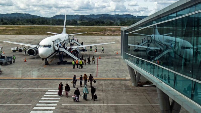 Sejumlah penumpang turun dari pesawat di Bandara APT Pranoto, Samarinda, Kaliman