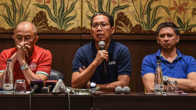 Wakil Ketua Umum PSSI Joko Driyono (tengah) didampingi Kepala Staf Ketua Umum PSSI Iwan Budianto (kanan) dan Anggota Komite Eksekutif (Exco) PSSI Refrizal (kiri) memberikan keterangan terkait dugaaan pengaturan skor di Jakarta