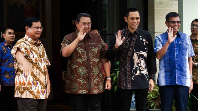 Calon Presiden nomor urut 02 Prabowo Subianto (kiri), Ketua Umum Partai Demokrat Susilo Bambang Yudoyono (kedua kiri), Komandan Kogasma DPP Partai Demokrat Agus Harimurti Yudhoyono (kedua kanan) dan Sekjen Partai Demokrat Hinca Panjaitan (kanan) berfoto b