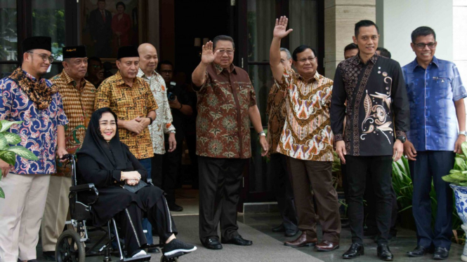 Ketua Umum Partai Demokrat Susilo Bambang Yudoyono (tengah), Calon Presiden nomor urut 02 Prabowo Subianto (ketiga kanan), Komandan Kogasma DPP Partai Demokrat Agus Harimurti Yudhoyono (kedua kanan) dan Sekjen Partai Demokrat Hinca Panjaitan (kanan) serta