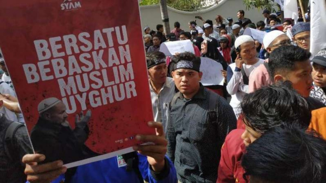 Ribuan Umat Islam Unjuk rasa di Konjen China di Medan.