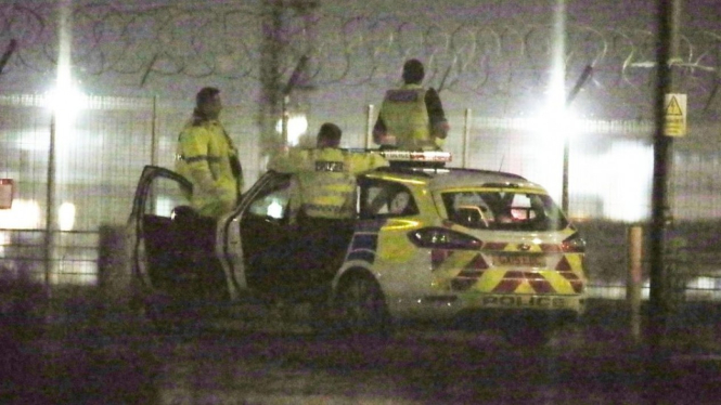 Polisi Inggris berjaga di Bandara Gatwick - Eddie mitchell