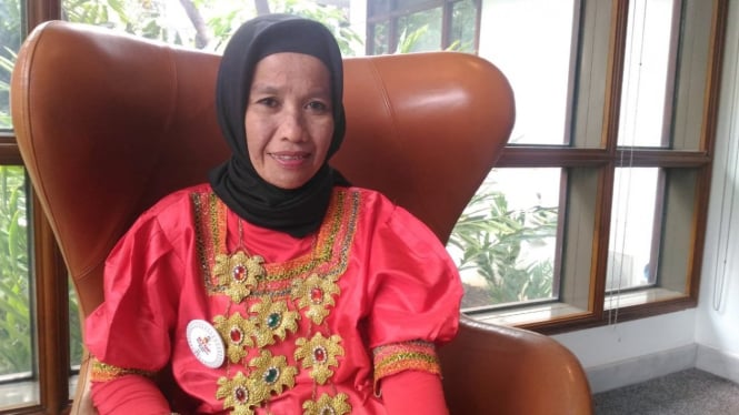 Indotang, pedagang sayur dari Pulau Kulambing, Kabupaten Pangkep, Sulawesi Selatan, menjadi salah satu penerima penghargaan pelopor pencegahan perkawinan anak dari Kementerian Pemberdayaan Perempuan dan Perlindungan Anak - BBC News Indonesia