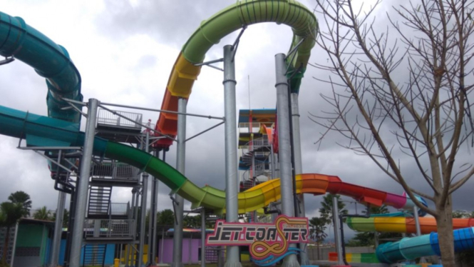 Jet Coaster Slide di Hawai Waterpark, Malang