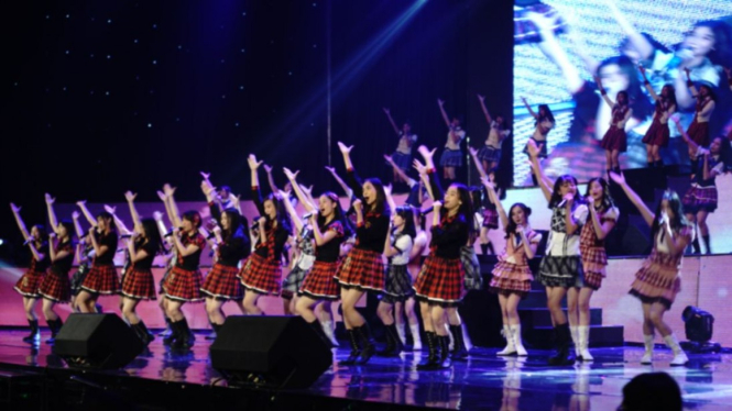 Konser JKT48 di Balai Sarbini Jakarta.