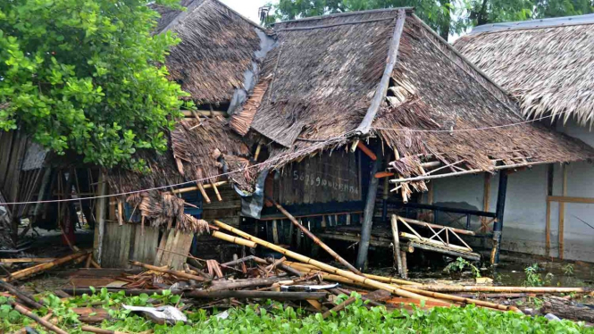 Kondisi warung merangkap rumah milik warga porak-poranda setelah diterjang tsunami di Kampung Cikadu, Kecamatan Tanjung Lesung, Pandeglang, Minggu, 23 Desember 2018.