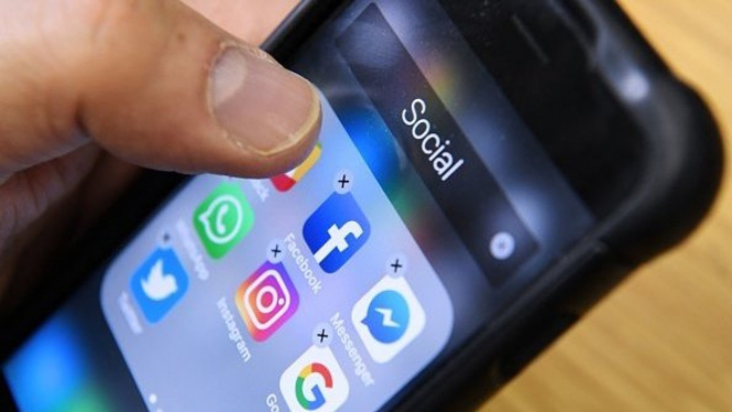 Media sosial menawarkan banyak manfaat, tetapi juga mengandung bahaya kebocoran data pribadi.-KIRILL KUDRYAVTSEV/AFP/Getty Images