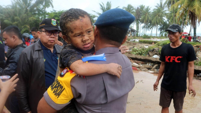 Seorang anak berhasil diselamatkan dari reruntuhan bangunan pasca tsunami yang terjadi di Selat Sunda