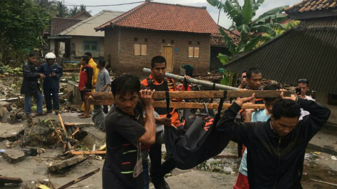 Tim Basarnas evakuasi korban tewas akibat tsunami di Kalianda dan Rajabasa