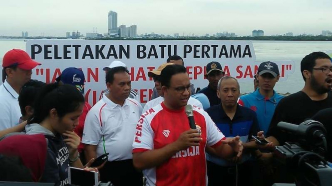 Gubernur DKI Jakarta, Anies Baswedan, resmikian pembangunan jalur jalan sehat pinggir pantai.