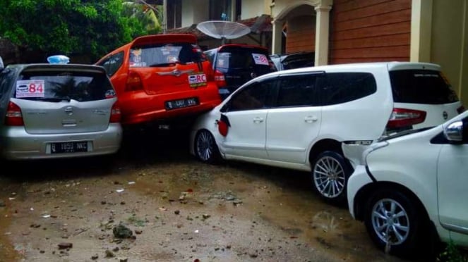 Mobil milik komunitas Grand Livina yang rusak akibat tsunami Anyer