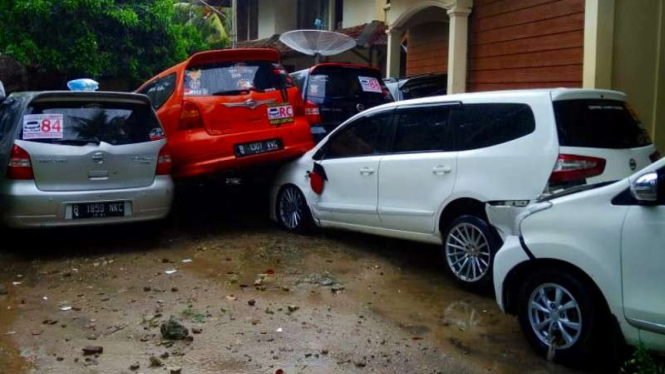 Mobil milik komunitas Grand Livina yang rusak akibat tsunami Anyer