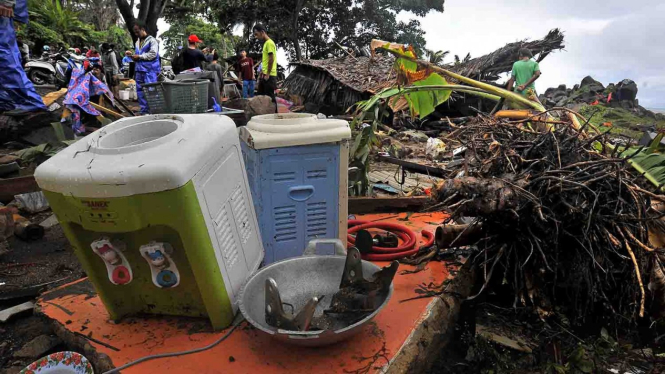Sejumlah warga mencari korban meninggal di antara reruntuhan rumah yang porak poranda diterjang tsunami di Pantai Carita, Pandeglang, Banten, Minggu, 23 Desember 2018.