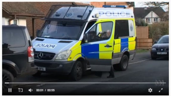 Kepolisian Inggris melakukan penggeledahan di sebuah rumah di Crawley sebelum menahan pasangan di rumah tersebut.