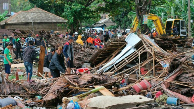 Tsunami melanda meskipun tidak ada getaran seismik "signifikan" yang mengindikasikan bahwa bencana itu akan datang.
