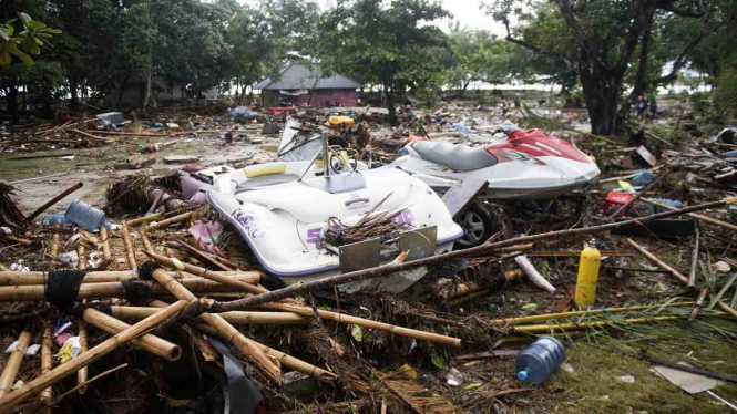 Kawasan pinggir pantai yang mengalami kerusakan akibat bencana Tsunami di Pantai Tanjung Lesung, Banten, Jawa Barat, Minggu, 23 Desember 2018.