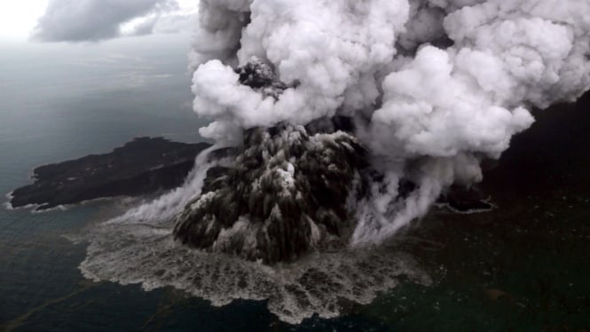 Foto udara letusan gunung Anak Krakatau di Selat Sunda, Minggu, 23 Desember 2018