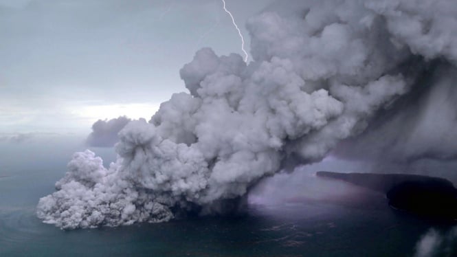 Foto udara letusan Gunung Anak Krakatau di Selat Sunda, Minggu, 23 Desember 2018.