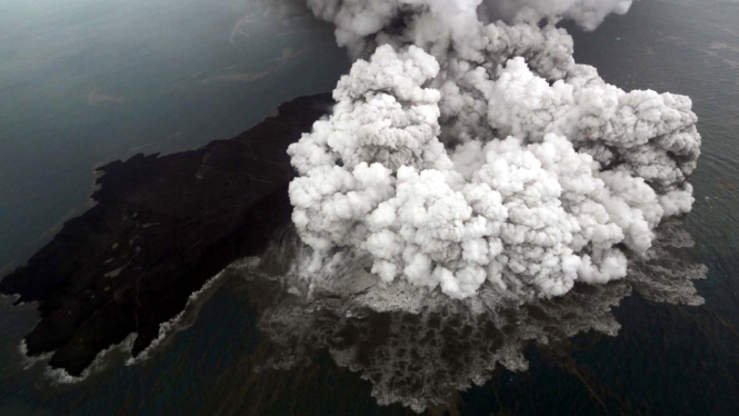 Foto udara letusan gunung Anak Krakatau di Selat Sunda, Minggu, 23 Desember 2018
