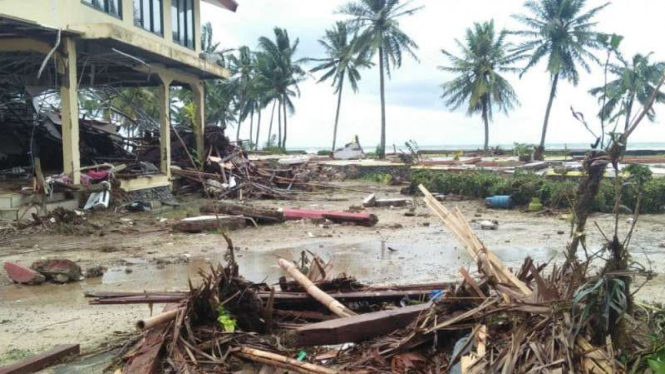 Tsunami di Anyer tahun 2018 tinggalkan puing dan reruntuhan