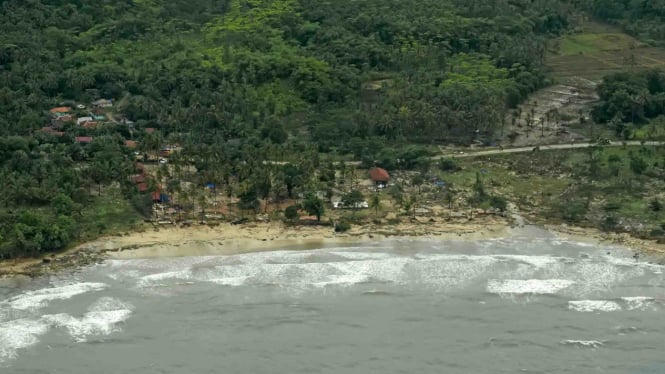 Foto udara kerusakan akibat tsunami Selat Sunda di wilayah pesisir Pandeglang, Banten, Minggu, 23 Desember 2018.