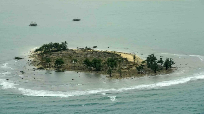 Foto udara kerusakan akibat tsunami Selat Sunda di wilayah pesisir Pandeglang, Banten, Minggu, 23 Desember 2018.