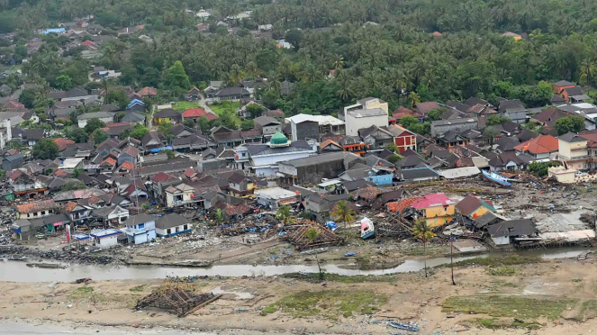 Foto udara kerusakan akibat tsunami Selat Sunda di wilayah pesisir Pandeglang, Banten, Minggu, 23 Desember 2018.